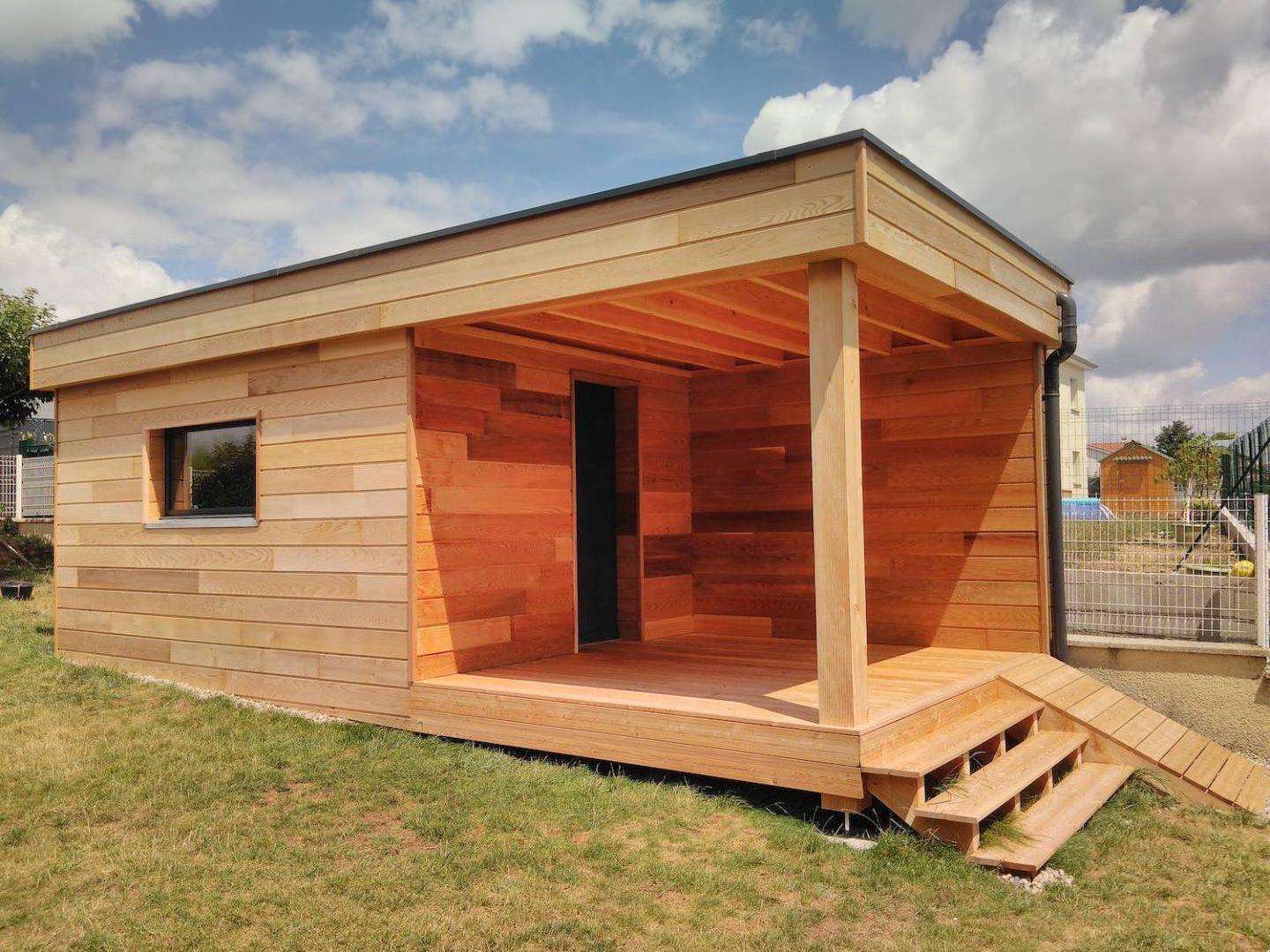 Abri de jardin en bois à toit plat, avancée couverte et terrasse avec marches
