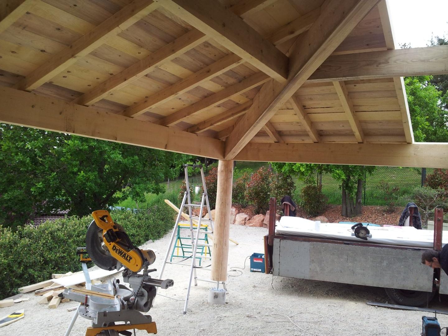 Structure d’auvent en bois avec poteau rond, vue de dessous