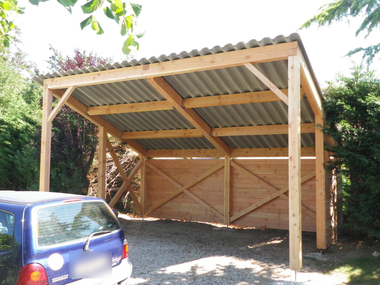 Carport en bois contreventé, couverture en plaques ondulées