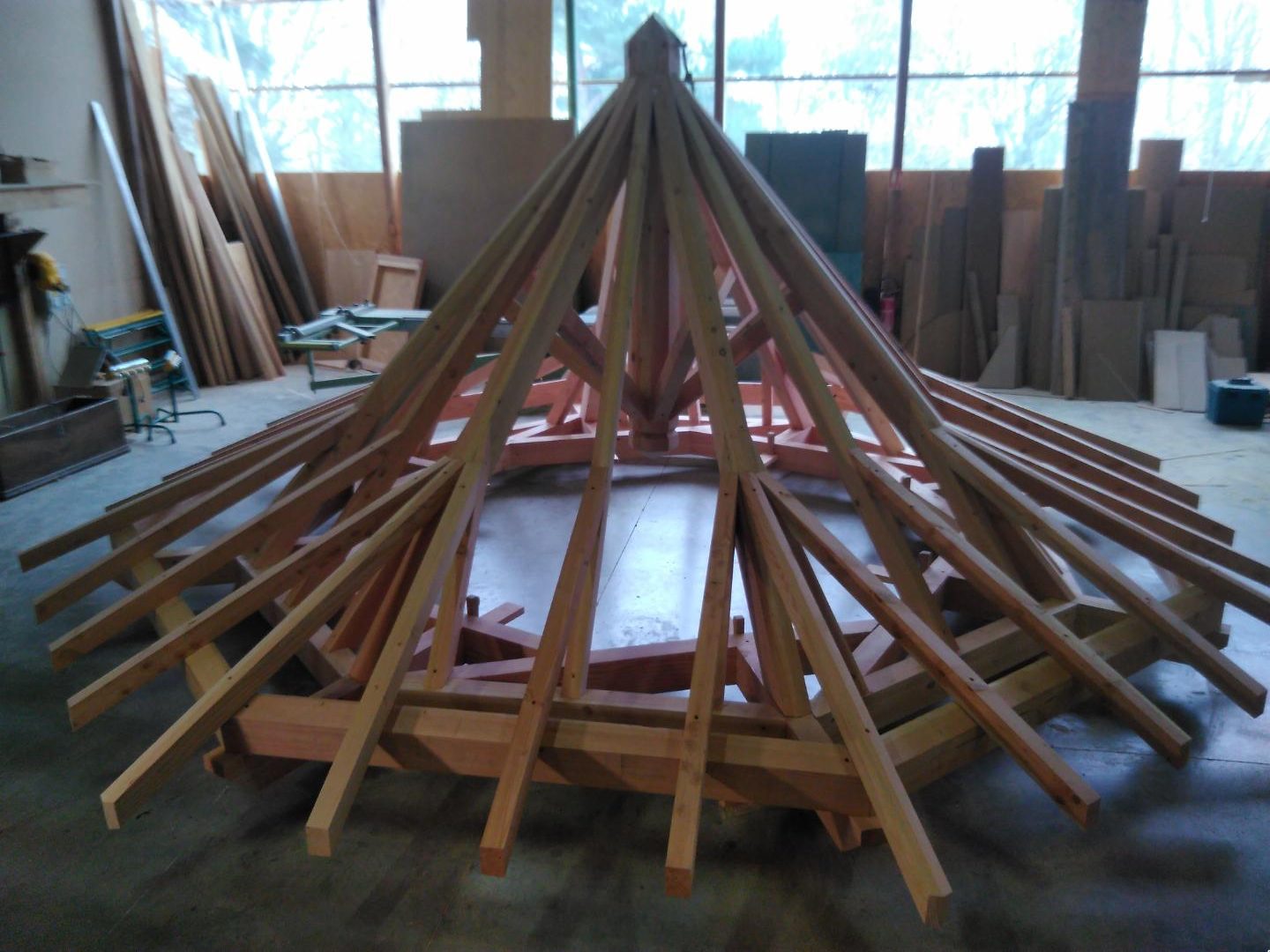 Charpente conique à chevrons rayonnants montée à blanc dans l’atelier