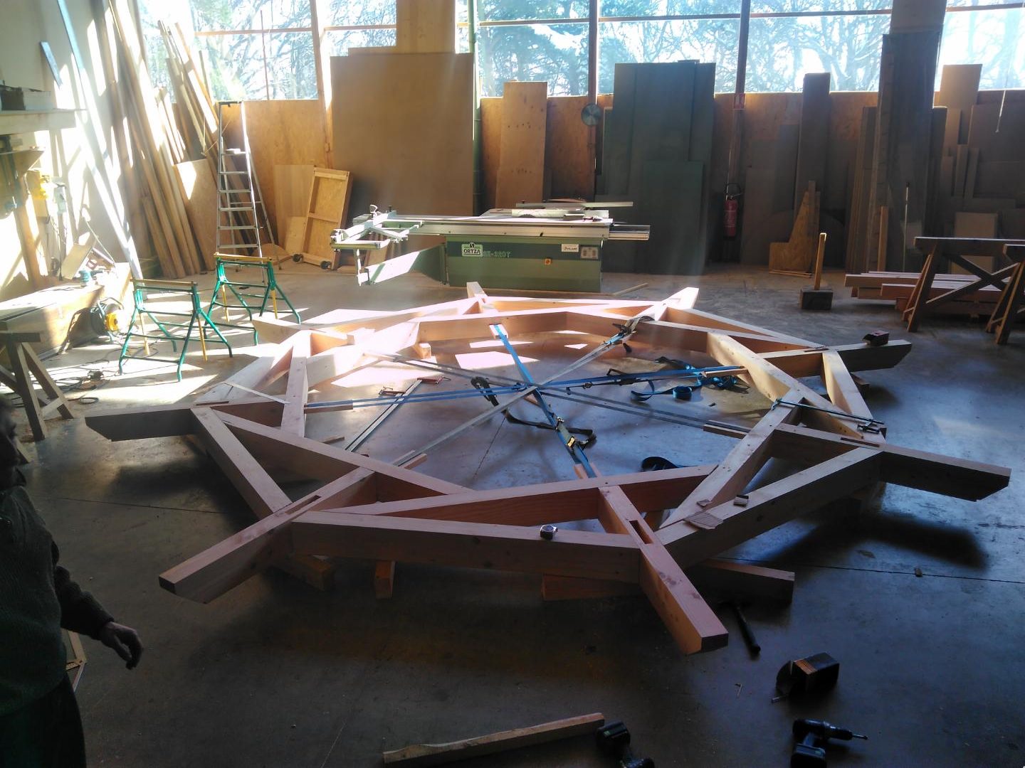 Enrayure octogonale du kiosque assemblée à blanc sur le sol de l’atelier