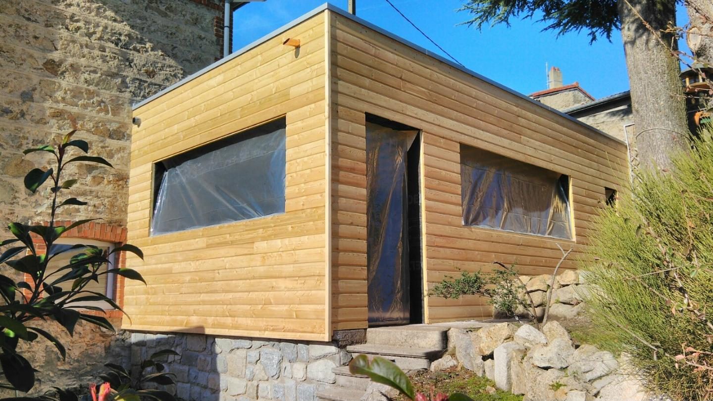 Extension cubique en ossature bois posée sur un soubassement en pierre