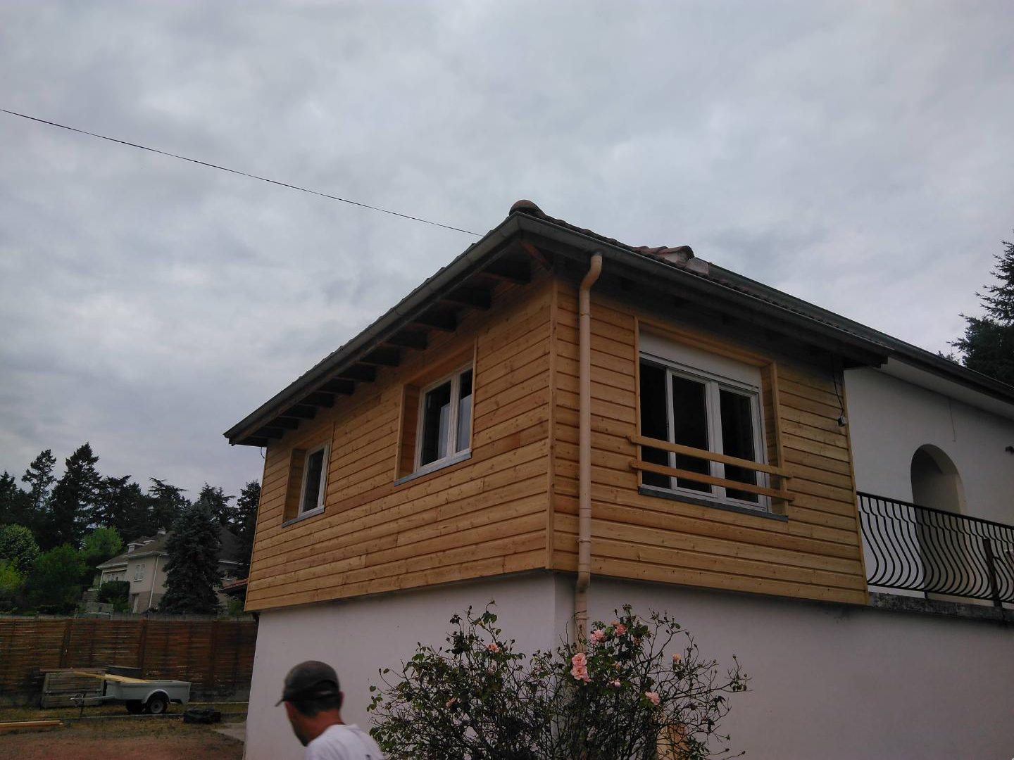 Étage en bois à bardage horizontal ajouté sur une maison enduite