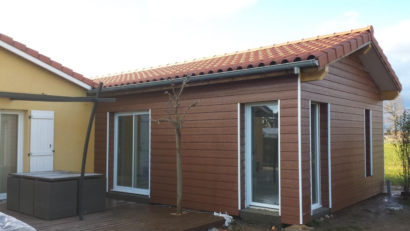 Extension de plain-pied en ossature bois à bardage brun, toiture en tuiles