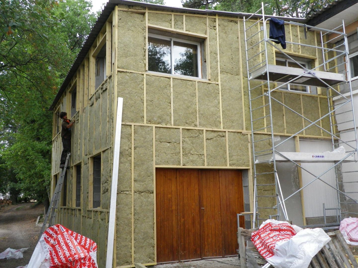 Façade isolée par l’extérieur avec une ossature bois remplie d’isolant, échafaudage