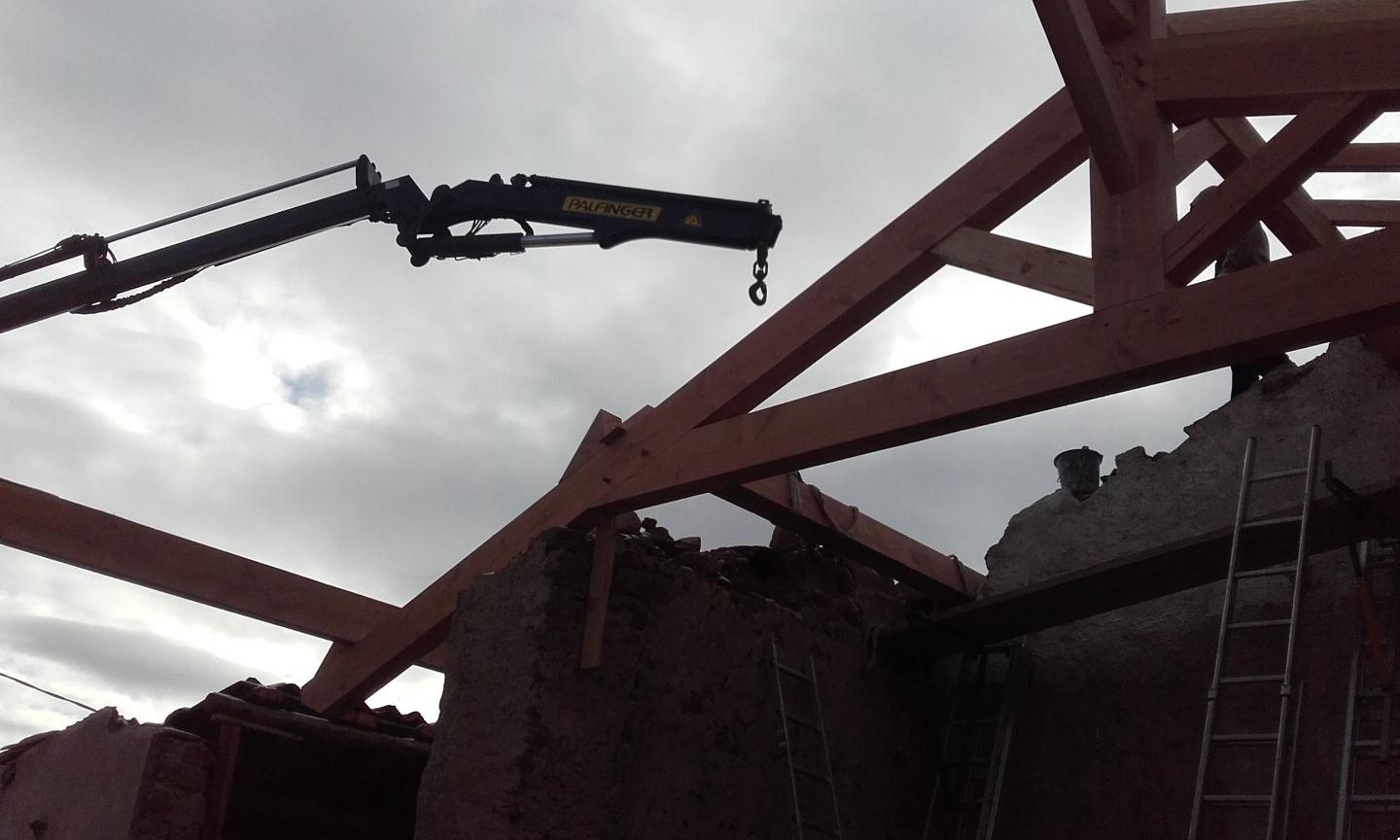 Arbalétriers en place et bras de grue sur un ciel nuageux