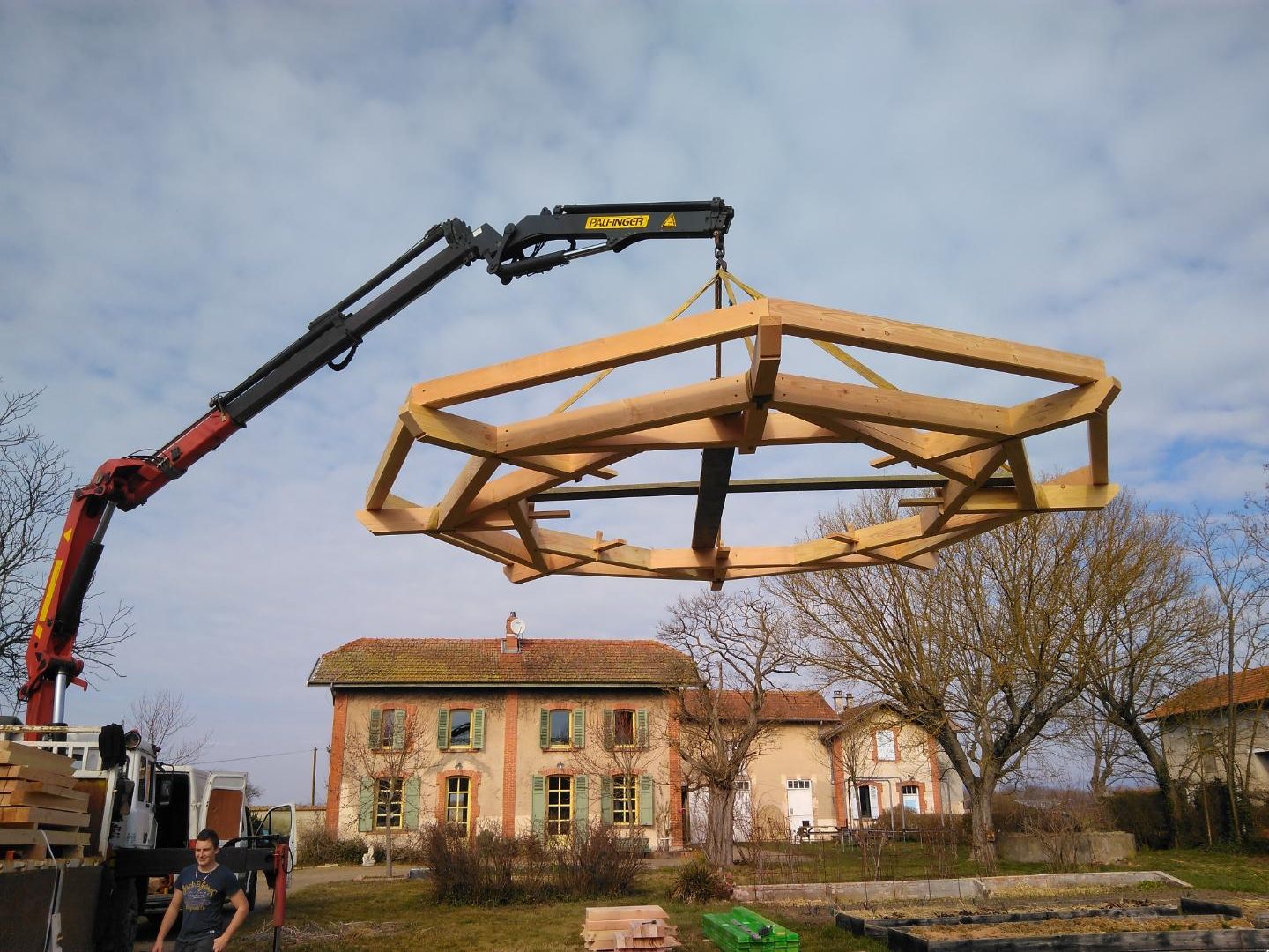 Couronne octogonale levée à la grue au-dessus d’un parc