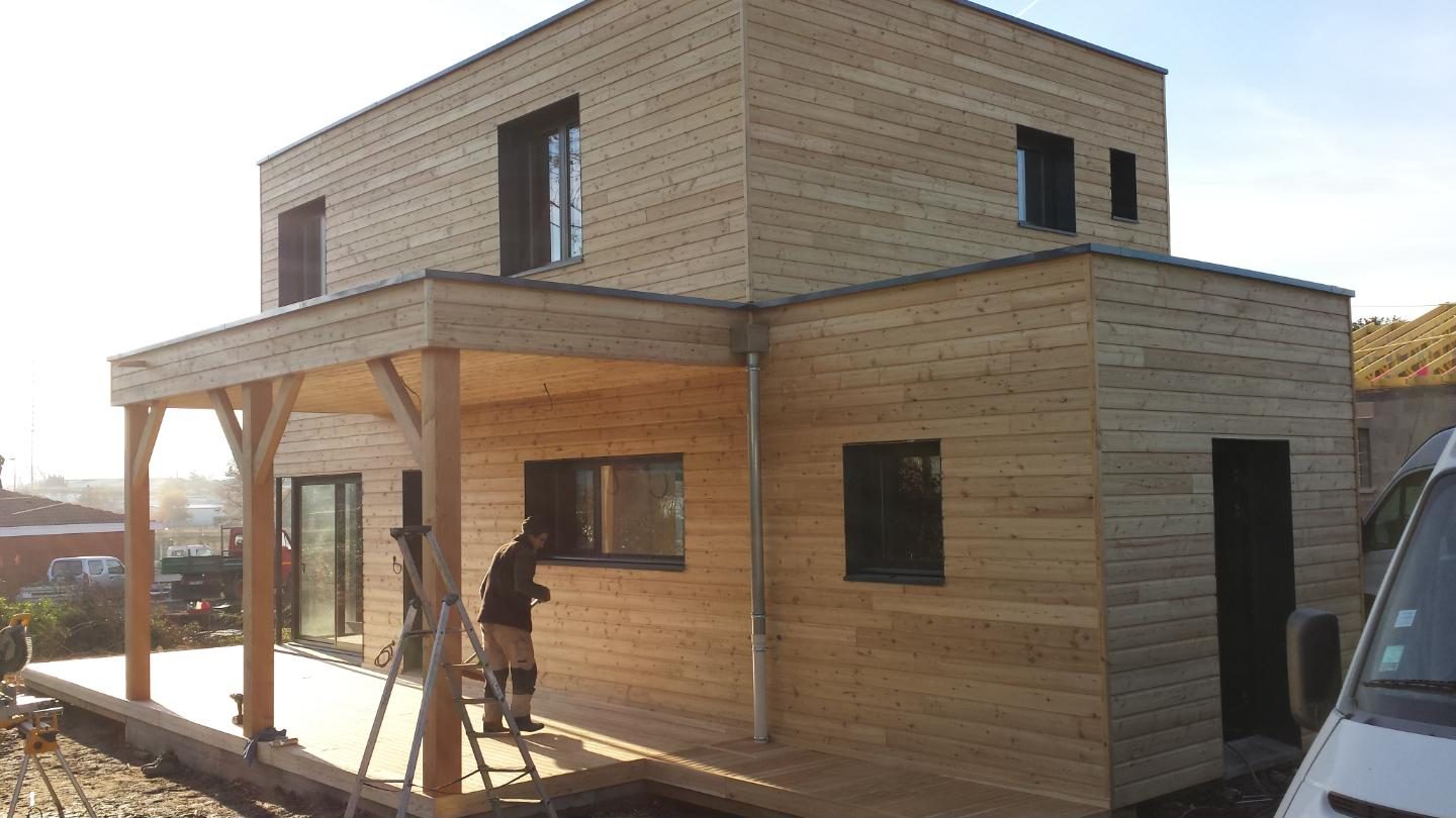 Maison contemporaine en ossature bois, deux volumes à toit plat et terrasse couverte