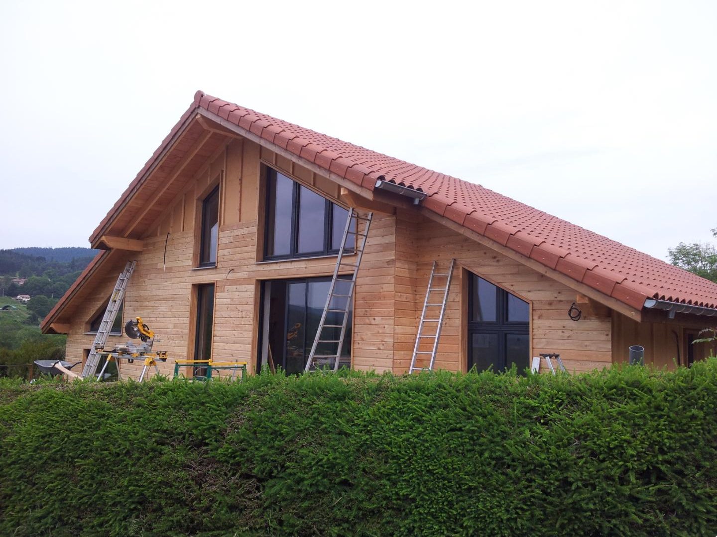 Maison ossature bois en fin de chantier, bardage horizontal et toiture en tuiles