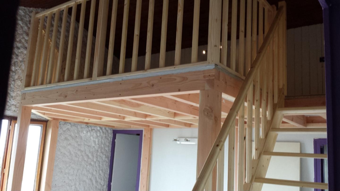 Mezzanine en bois avec garde-corps et escalier