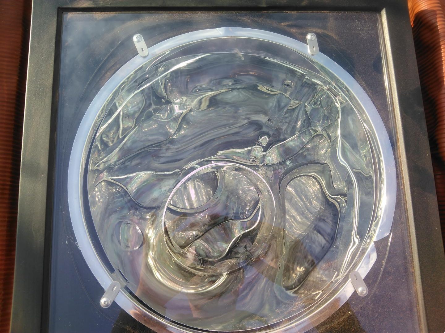 Dôme transparent d’un puits de lumière posé en toiture